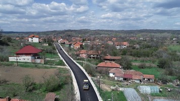 Настављено асфалтирање у селу Вражогрнац: Радови и наредних дана у граду и селима 