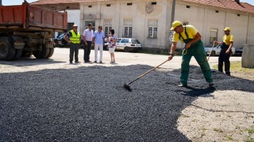 Крпљење ударних рупа у Грљану