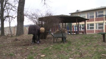 Велики Извор: Акција чишћења школског дворишта