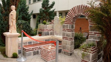 Атриум са мотивима Царске палата у Специјалној болници 