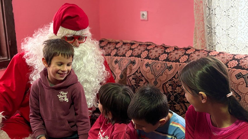 Подељени новогодишњи пакетићи деци из вишечланих породица у руралним срединама