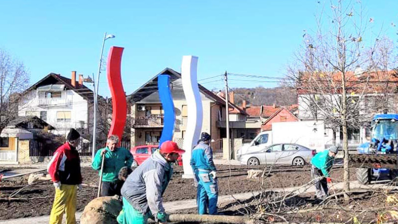 Приводе се крају радови на уређењу парка преко пута дрвеног моста на “Поповој плажи”