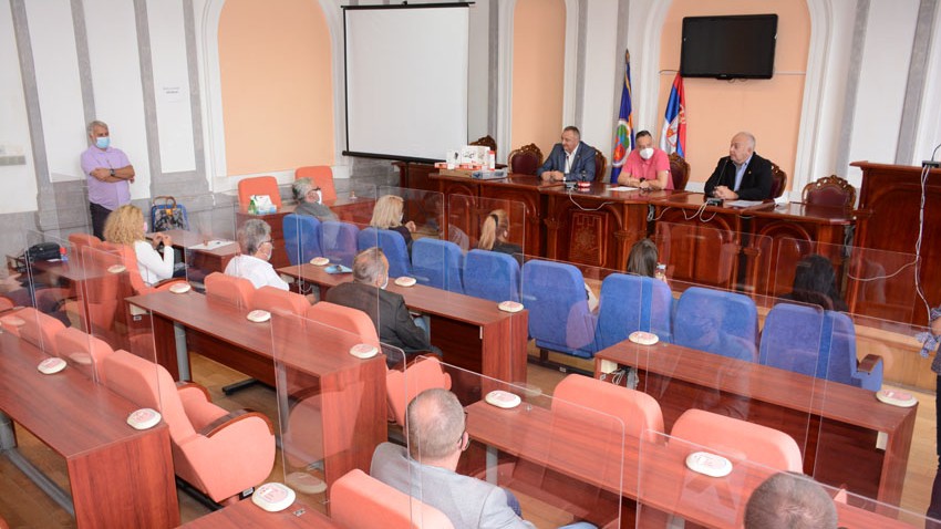 УЛАГАЊЕ У МЛАДОСТ ЈЕ НАША БУДУЋНОСТ: Дронови и опрема за основне школе у Зајечару и ПУ 