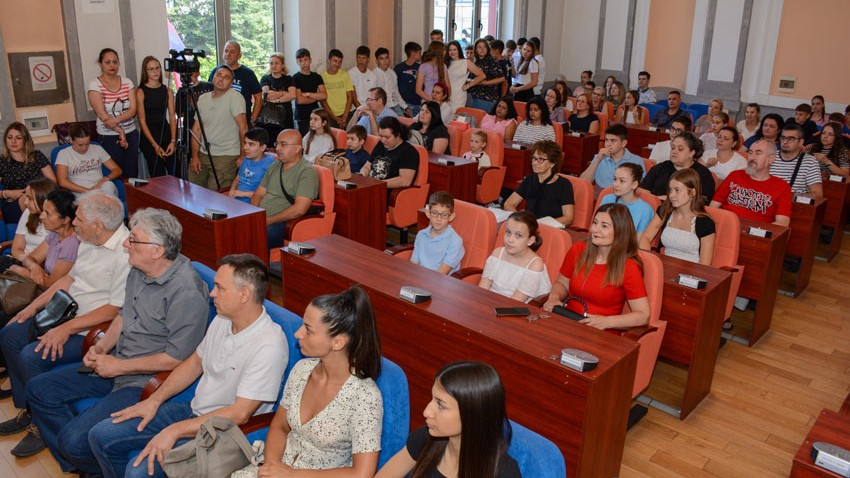 Зајечар: Награђени најбољи основци и средњошколци
