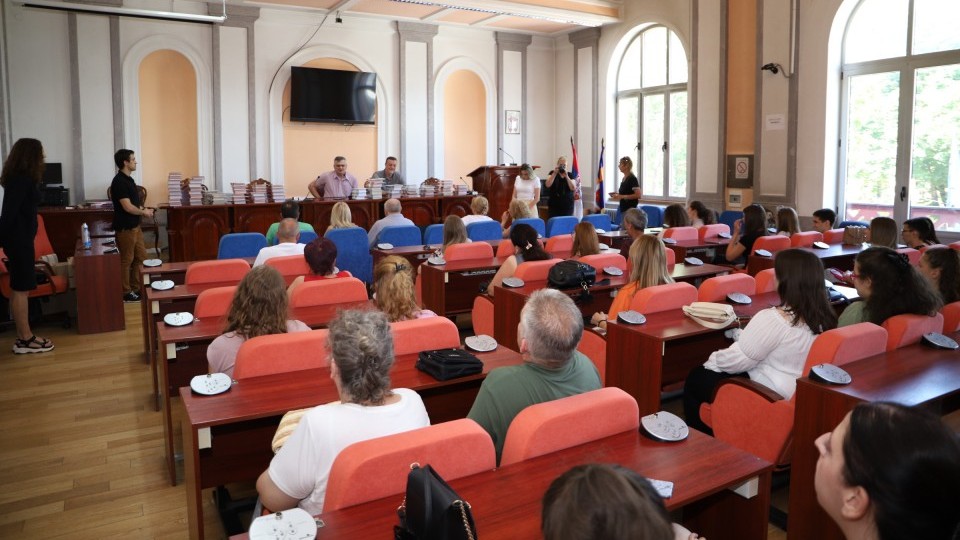 Најбољим ученицима у Зајечару уручене Вукове дипломе и признања 