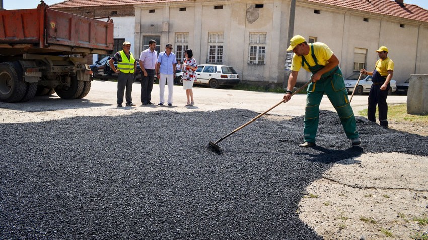 Крпљење ударних рупа у Грљану