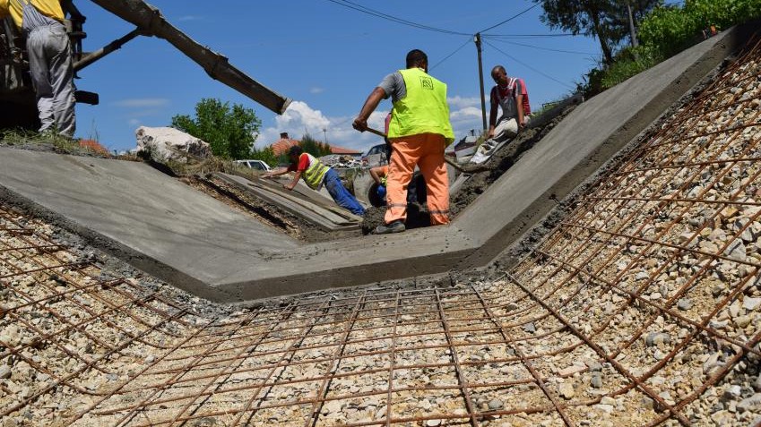 Бетонира се јаруга у насељу Подлив