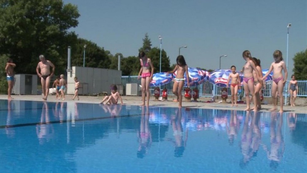 Почела школа пливања на градском базену