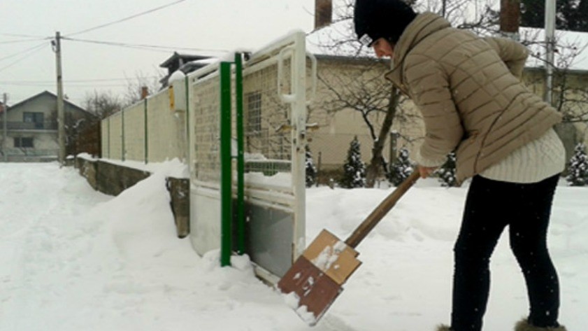 Чистите снег испред кућа и локала