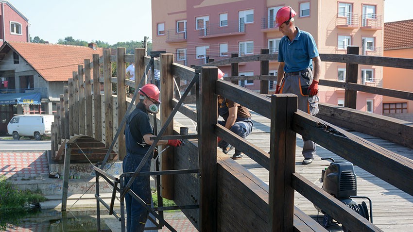 Радови на дрвеном мосту на Поповој плажи
